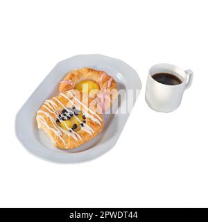 Zwei dänische Gebäckstücke mit einer Tasse Kaffee, isoliert vor weißem Hintergrund. Stockfoto