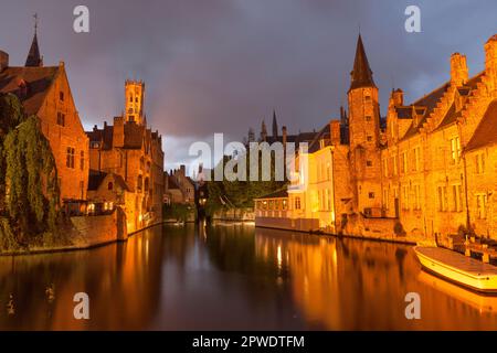 Historisches mittelalterliches Rozenhoedkaai aus dem 13. Jahrhundert, Rosary Quay, bei Abenddämmerung am Dijver-Kanal in Brügge, Belgien, UNESCO-Weltkulturerbe Stockfoto