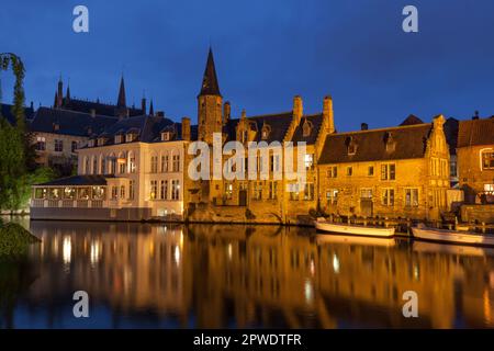 Historisches mittelalterliches Rozenhoedkaai aus dem 13. Jahrhundert, Rosary Quay, bei Abenddämmerung am Dijver-Kanal in Brügge, Belgien, UNESCO-Weltkulturerbe Stockfoto