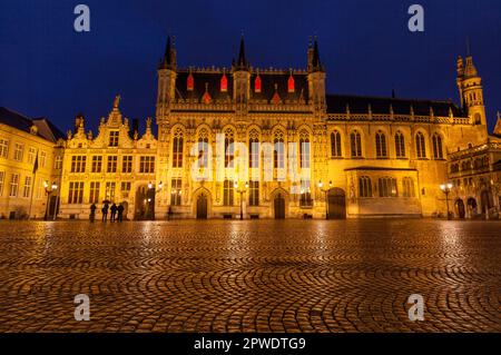 Historisches gotisches Revival Provincial Court - Provinciaal Hof am Marktplatz Grote Markt in der Abenddämmerung in Brügge, Belgien, UNESCO-Weltkulturerbe Stockfoto