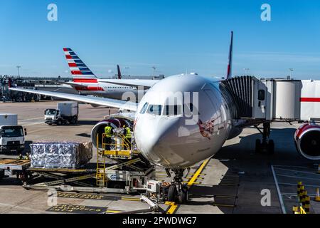 London, Vereinigtes Königreich - 04-07-2023: Virgin Atlantic Champagne Belle Bereitet Den Abflug Mit American Airlines Tail Fin Vor Stockfoto