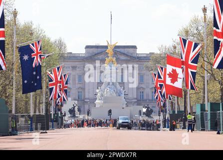 Die Vorbereitungen für die Krönung von Kings Charles III sind in einer Woche in ganz London in vollem Gange Stockfoto