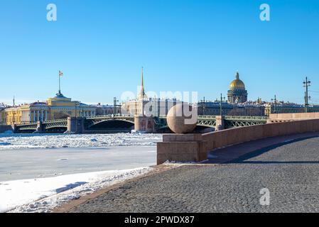 ST. PETERSBURG, RUSSLAND - 02. APRIL 2023: Blick auf die Palastbrücke am frühen April Vormittag. Sankt Petersburg Stockfoto