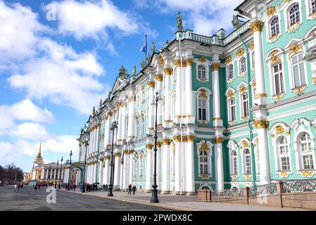 ST. PETERSBURG, RUSSLAND - 02. APRIL 2023: Das Gebäude des Winterpalastes (Eremitage). St. Petersburg Stockfoto