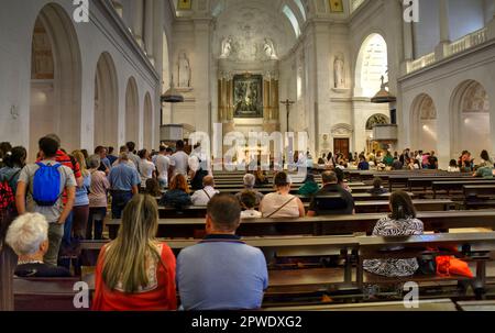 Fatima, Portugal - 15. August 2022: Das Innere des Heiligtums unserer Lieben Frau des Rosenkranzes der Basilika Fatima mit der Gemeinde und einigen unscharfen Bewegungen Stockfoto