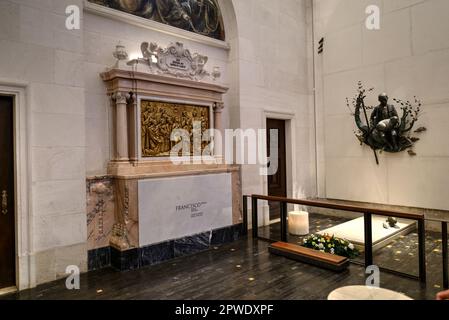 Fatima, Portugal - 15. August 2022: Grab von Francisco Marto im Heiligtum unserer Lieben Frau des Rosenkranzes der Basilika Fatima Stockfoto