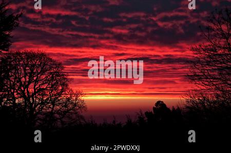 Sonnenaufgang und Wolken über der Cheshire Plain, aus Coedpoeth, Wales Stockfoto