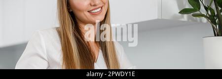 Nahaufnahme der lächelnden Ärztin der Dermatologen spricht mit ihrem Klienten im Kosmetikschrank Stockfoto