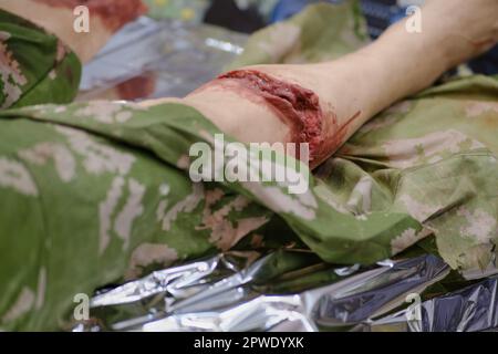 Eine Übungspuppe, die die Verletzungen nachahmt, die Soldaten im Kampf aushalten können, sodass die Ärzte ihre Fähigkeiten üben können. Stockfoto