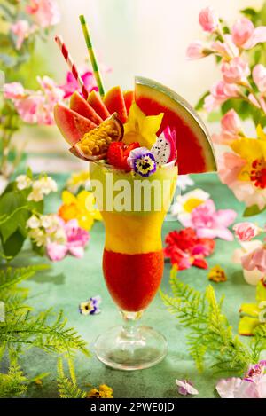 Sommercocktail Smoothie mit exotischen Cocktails. Exotisches Fruchtgetränk. Kaltes Sommerdessert. Stockfoto