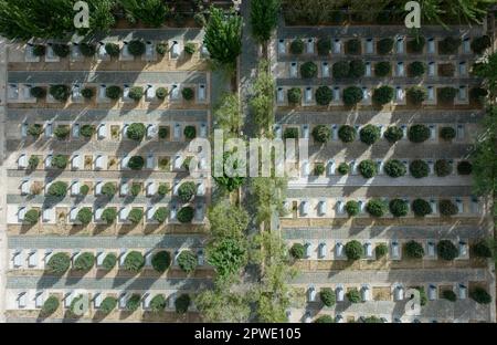 (230430) -- YECHENG, 30. April 2023 (Xinhua) -- Dieses Luftfoto wurde am 16. April 2023 aufgenommen und zeigt den Friedhof der Yecheng-Märtyrer in Yecheng, Nordwestchina der Autonomen Region Xinjiang Uygur. Jeden April blühen Blumen auf dem Friedhof der Yecheng-Märtyrer in der Autonomen Region Xinjiang Uygur im Nordwesten Chinas, wo 233 Märtyrer begraben wurden. „Ich werde mich gut um den Friedhof kümmern“, sagte der 53-jährige Eniwar Emer vor dem Grabstein seines Vaters. Eniwar ist ein Hüter der zweiten Generation des Friedhofs der Yecheng-Märtyrer und folgt den Spuren seines Vaters Emer Yit, der dort die Gräber gepflegt hatte Stockfoto