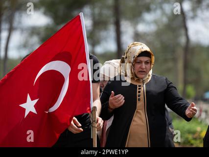 Kahramanmaras, Türkei. 23. April 2023. Eine Frau betet am Grab von Familienmitgliedern, die bei dem Erdbeben starben. In der Zwischenzeit haben viele Menschen keinen Platz zum Trauern; zahlreiche Menschen werden in den Erdbebenregionen noch immer vermisst. (Zu dpa „spurlos verschwunden – Menschen suchen weiterhin nach Erdbebenopfern“ von 30.04.2023) Kredit: Boris Roessler/dpa/Alamy Live News Stockfoto