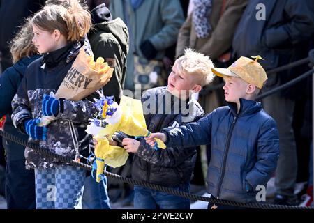 Stockholm, Schweden. 30. April 2023. STOCKHOLM 20230430Expectant Kinder mit Blumen warten im Hof auf den Geburtstag von König Carl Gustaf am Sonntag im Stockholmer Palast. Foto: Claudio Bresciani/TT/Code 10090 Kredit: TT News Agency/Alamy Live News Stockfoto