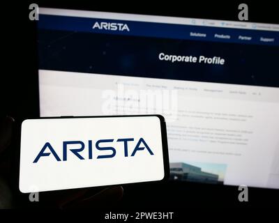 Person, die ein Smartphone mit dem Logo des Computernetzwerkunternehmens Arista Networks Inc. Auf dem Bildschirm vor der Website hält. Konzentrieren Sie sich auf das Display des Telefons. Stockfoto