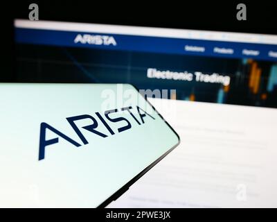 Smartphone mit Logo des Computernetzwerkunternehmens Arista Networks Inc. Auf dem Bildschirm vor der Website. Fokus auf die Mitte rechts des Telefondisplays. Stockfoto