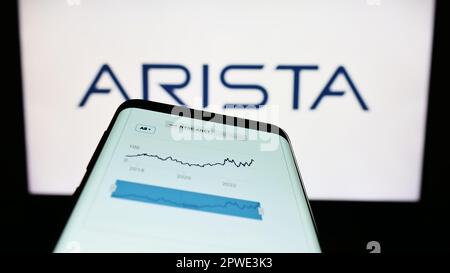 Mobiltelefon mit Website des Computernetzwerkunternehmens Arista Networks Inc. Auf dem Bildschirm vor dem Logo. Fokus auf oberer linker Seite des Telefondisplays. Stockfoto