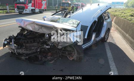 Köln, Deutschland. 30. April 2023. Ein bei einem Unfall völlig zerstörtes Auto steht auf der Autobahn A3 nahe Köln. Ein Mann musste von der Feuerwehr aus dem Wrack seines Autos befreit werden, nach dem schweren Unfall auf der A3 bei Köln. (An dpa: „Schwerverletzte müssen nach einem Unfall von einem Autounfall befreit werden“) Kredit: Vincent Kempf/dpa/Alamy Live News Stockfoto