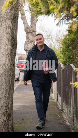 Mansfield Woodhouse, Nottinghamshire, England, Großbritannien. 30. April 2023. Wes Streeting Labour Party M.P. für ilford Nord und Shadow Staatssekretär für Gesundheit und Soziales, Wahlkampf bei den Kommunalwahlen. Das beinhaltet Flugblätter, Türklopfen und Gespräche mit lokalen Wohnungen, nur noch 4 Tage vor den Kommunalwahlen im Mai 4. Kredit: Alan Beastall/Alamy Live News Stockfoto