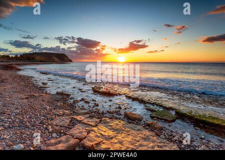 Wunderschöner Sonnenaufgang über dem Mittelmeer am Strand Playa las Palmeras gleich außerhalb von Aguilas in Südspanien Stockfoto