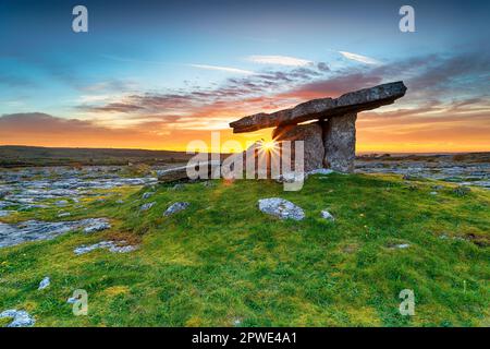 Sonnenuntergang über den Dolmen von Poulnabrone ein altes Portalgrab im Burren, County Clare, im Westen Irlands. Stockfoto