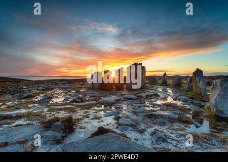 Dramatischer Sonnenaufgang über Deirbhile's Twist, einem modernen Steinkreis in Falmore an der Westküste Irlands und ein Entdeckungspunkt auf dem Wild Atlantic Way Stockfoto