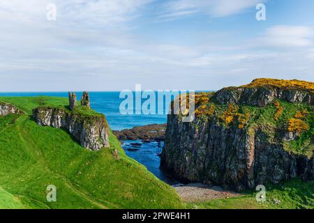 Die Ruinen der Burg Dunseverick an der Küste der Grafschaft Antrim in Nordirland Stockfoto