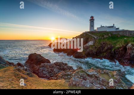 Sonnenaufgang am Fanad Head Lighthouse in Donegal, Irland Stockfoto