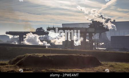 Große Krane mit geschmolzenem heißen und flüssigen Metall in der tata Stahlfabrik Velsen Noord im frühen Morgenlicht. Niederlande Stockfoto