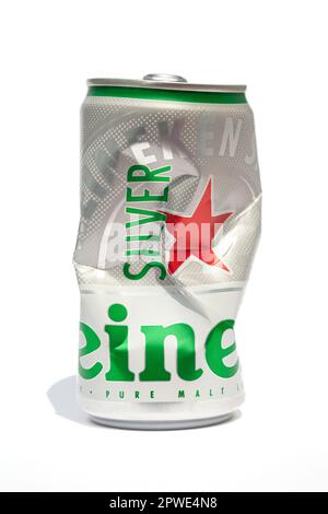 Ho-Chi-Minh-Stadt, Vietnam - 30. April 2023: Zerdrückte Bierdose aus Aluminium mit dem Heineken-Logo, isoliert auf weiß. Er öffnete eine leere, zerknitterte Dose eines Berühmten Stockfoto