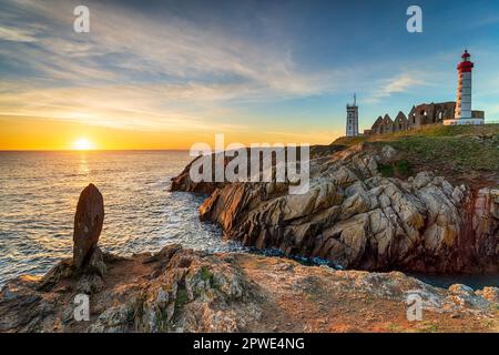 Wunderschöner Sonnenuntergang über dem Leuchtturm von Saint Mathieu an der Küste von Bretagne in der Nähe von Brest Stockfoto