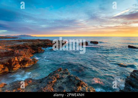 Wunderschöner Sonnenaufgang über dem mittelmeer bei Torres de la Sal in Castellon Stockfoto