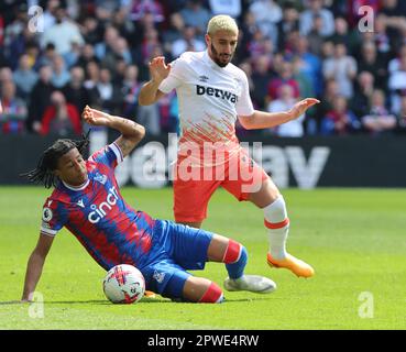 Michael Olise vom L-R Crystal Palace und West Ham United's sagen Benrahmawährendes Fußballspiel der englischen Premier League zwischen Crystal Palace und West H Stockfoto