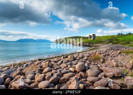 Die antiken Ruinen von Minard Castle mit Blick auf Kilmurry Bay auf der Dingle-Halbinsel im County Kerry an der Westküste Irlands Stockfoto