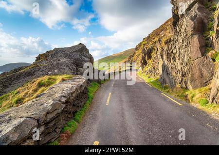 Die dramatische Küstenstraße Slea Head Drive auf der Touristenroute Wild Atlantic Way auf der Dingle Penisula in County Kerry an der Westküste Irlands Stockfoto