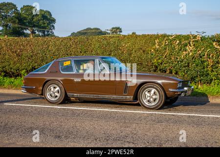 1973 70s Jensen Interceptor Auto Brown Benzinmotor 7212 cm3; isolierter Oldtimer auf einer Landstraße in Congleton, Großbritannien Stockfoto