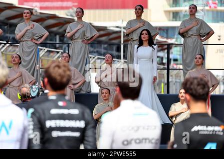 Baku, Aserbaidschan. 30. April 2023. Grid Atmosphere - Nationalhymnen-Sänger. 30.04.2023. Formel-1-Weltmeisterschaft, Rd 4, Aserbaidschan Grand Prix, Baku Street Circuit, Aserbaidschan, Wettkampftag. Das Foto sollte wie folgt lauten: XPB/Press Association Images. Kredit: XPB Images Ltd/Alamy Live News Stockfoto