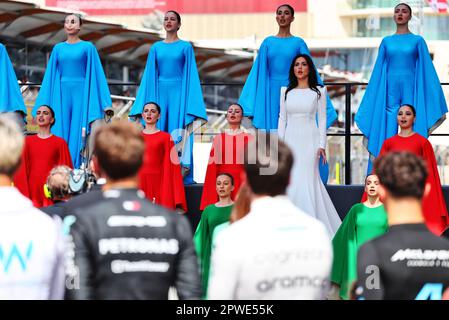 Baku, Aserbaidschan. 30. April 2023. Grid Atmosphere - Nationalhymnen-Sänger. 30.04.2023. Formel-1-Weltmeisterschaft, Rd 4, Aserbaidschan Grand Prix, Baku Street Circuit, Aserbaidschan, Wettkampftag. Das Foto sollte wie folgt lauten: XPB/Press Association Images. Kredit: XPB Images Ltd/Alamy Live News Stockfoto