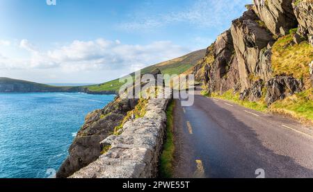 Slea Head Fahren Sie die Küstenstraße auf der Touristenstraße Wild Atlantic Way auf der Dingle Penisula in County Kerry an der Westküste Irlands Stockfoto