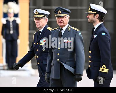 Stockholm, Schweden. 30. April 2023. STOCKHOLM 20230430King Carl XVI Gustaf und Prinz Carl Philip zur Feier des Geburtstages von König Carl Gustaf am Sonntag im Stockholmer Palast. Foto: Claudio Bresciani/TT/Code 10090 Kredit: TT News Agency/Alamy Live News Stockfoto