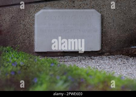 Die ursprüngliche Tafel erinnert an den damals neu benannten Olympic Way (früher Kings Way) im Jahr 1948. 2023 wiederhergestellt. Stockfoto