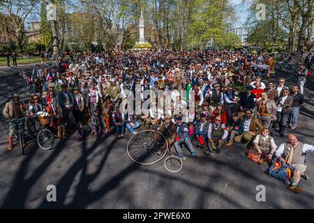 Ein Gruppenfoto für die Teilnehmer des Tweed Run 2023 in London. Stockfoto