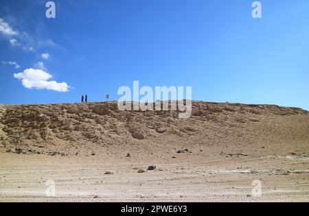 Besucher schlendern entlang der Felsformationen in der Siloli-Wüste des bolivianischen Altiplano, Bolivien, Südamerika Stockfoto