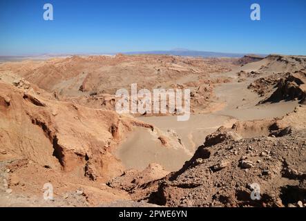 Unglaubliche Felsformationen im Tal des Mondes oder Valle de la Luna in der Atacama-Wüste, Los Flamencos National Reserve, Nordchilen, Südamerika Stockfoto