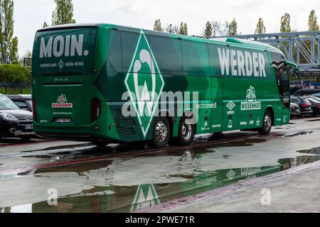 Sport, Fußball, Bundesliga, 2022/2023, FC Schalke 04 vs. SV Werder Bremen 2-1, Veltins Arena Gelsenkirchen, Teambus Bremen, DFL-VORSCHRIFTEN VERBIETEN DIE VERWENDUNG VON FOTOGRAFIEN ALS BILDSEQUENZEN UND/ODER QUASI-VIDEO Stockfoto