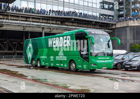 Sport, Fußball, Bundesliga, 2022/2023, FC Schalke 04 vs. SV Werder Bremen 2-1, Veltins Arena Gelsenkirchen, Teambus Bremen, DFL-VORSCHRIFTEN VERBIETEN DIE VERWENDUNG VON FOTOGRAFIEN ALS BILDSEQUENZEN UND/ODER QUASI-VIDEO Stockfoto