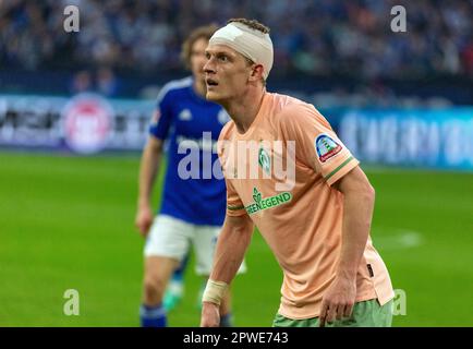 Sport, Fußball, Bundesliga, 2022/2023, FC Schalke 04 vs. SV Werder Bremen 2-1, Veltins Arena Gelsenkirchen, nach Kopfverletzung spielt Jens Dalsgaard Stage (SVW) mit einem Turbanverband weiter, die DFL-VORSCHRIFTEN VERBIETEN DIE VERWENDUNG VON FOTOGRAFIEN ALS BILDSEQUENZEN UND/ODER QUASI-VIDEO Stockfoto