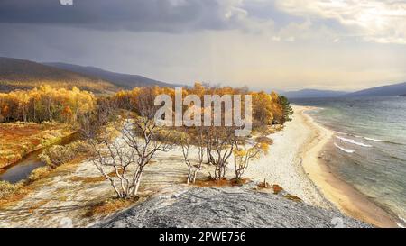 Herbst am See Gjevillvatnet im Bezirk Troendelag im Gebirgsgebiet Trollheimen, Norwegen Stockfoto