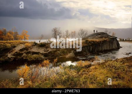 Herbst am See Gjevillvatnet im Bezirk Troendelag im Gebirgsgebiet Trollheimen, Norwegen Stockfoto