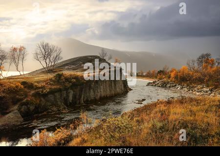 Herbst am See Gjevillvatnet im Bezirk Troendelag im Gebirgsgebiet Trollheimen, Norwegen Stockfoto