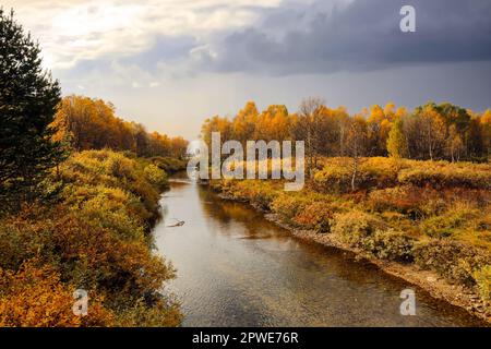 Herbst am See Gjevillvatnet im Bezirk Troendelag im Gebirgsgebiet Trollheimen, Norwegen Stockfoto